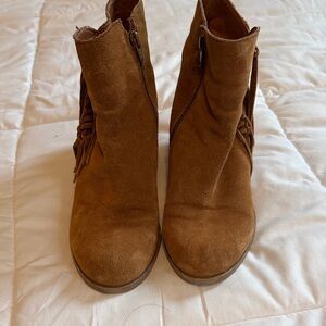 Kenneth Cole Reaction Tan Suede Ankle Booties with Fringe size 8.5